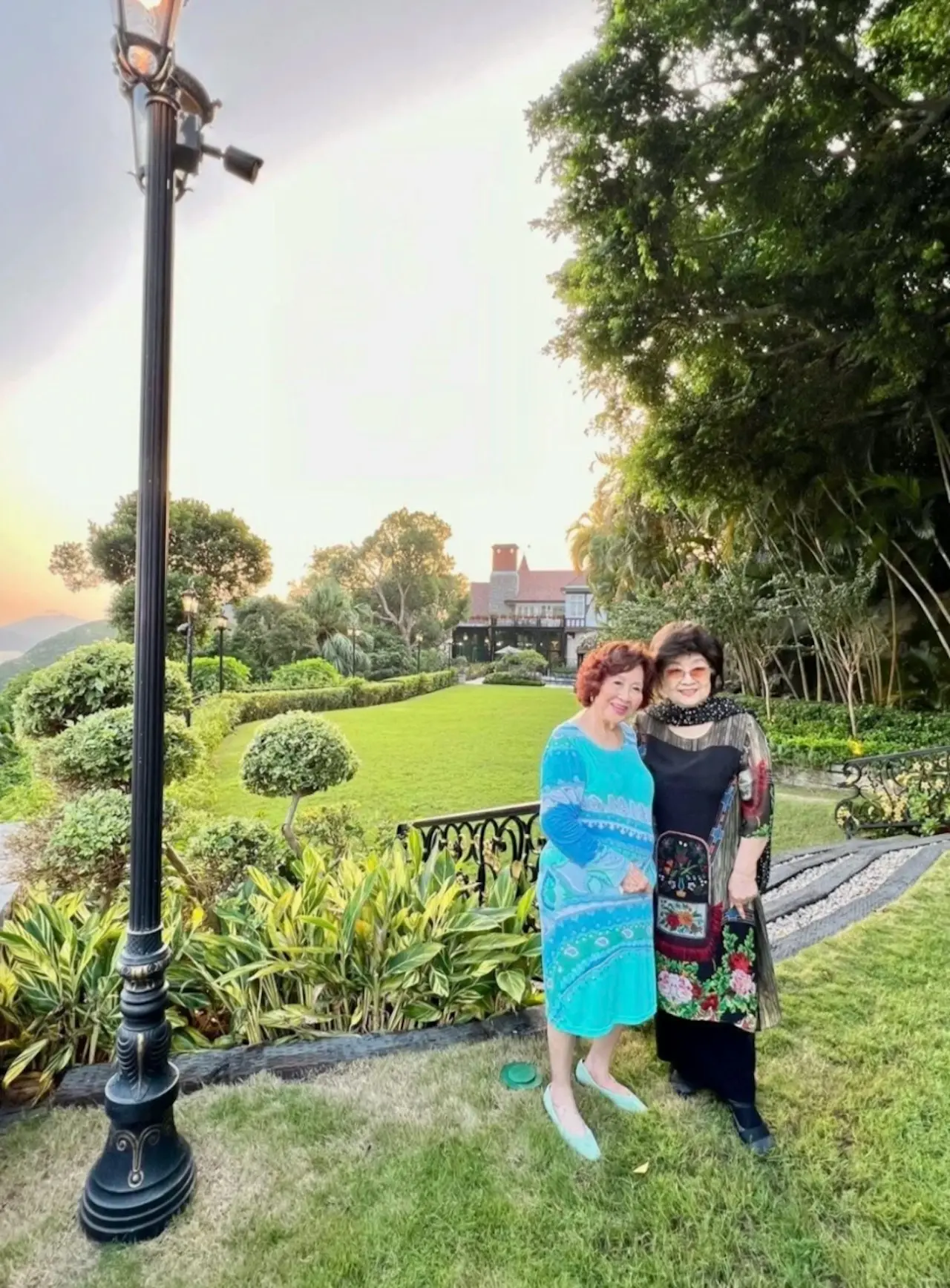 徐小凤做客李锦记大宅，97岁女主人热情接待，大宅灯火通明好气派