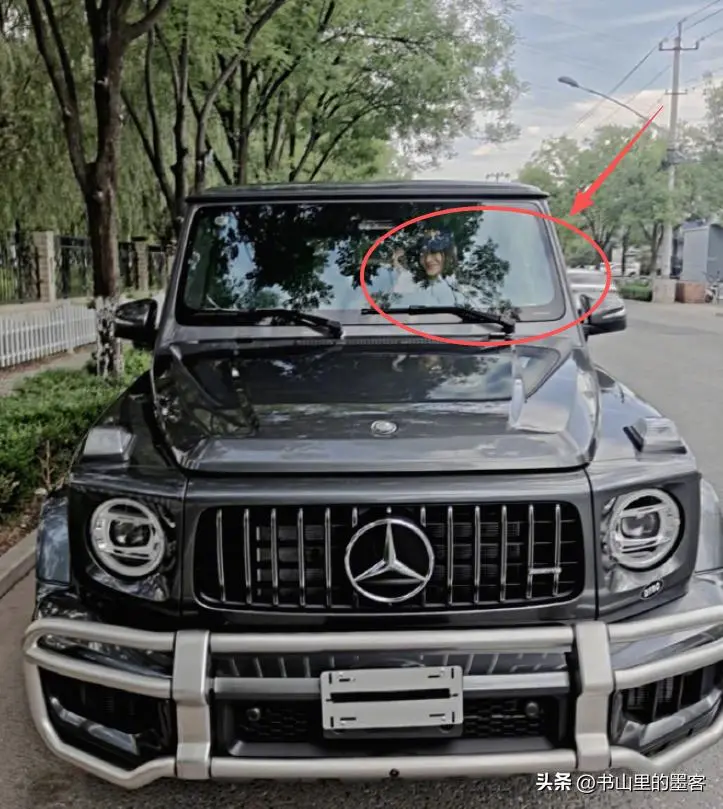 李小冉单身生活好滋润！七夕喜提 300 万豪车，刚搬进北京大平层