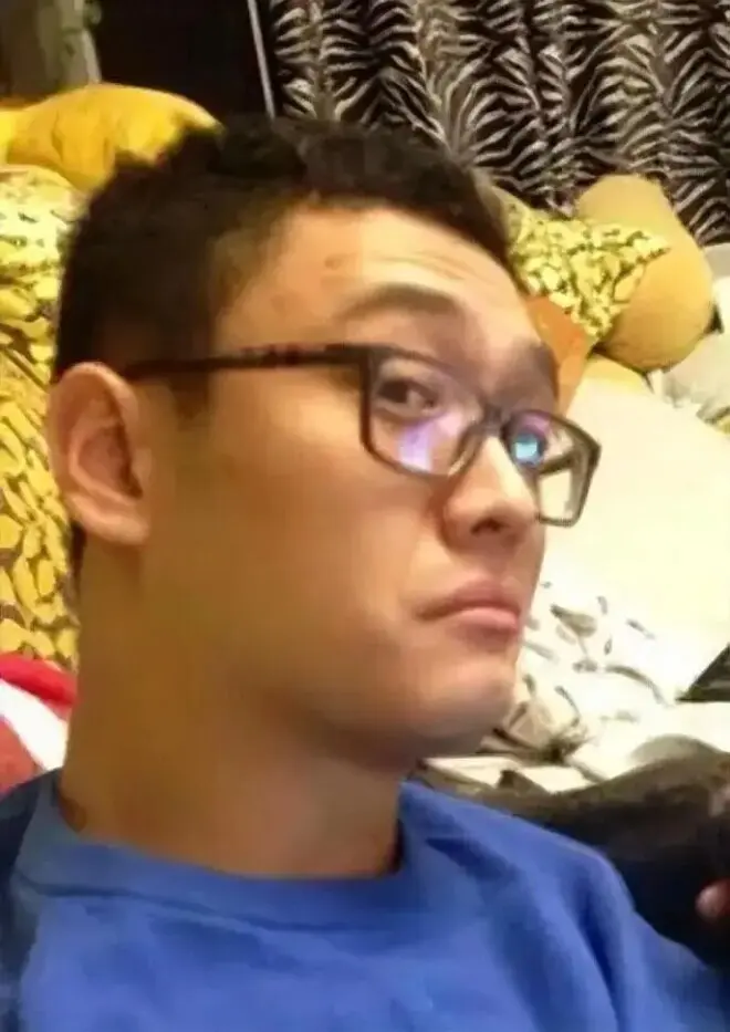 消失7年的王宝强经纪人宋喆近照疑曝光，现身某酒局，想翻红？