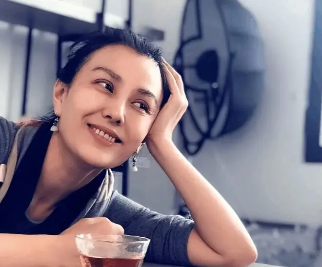 知名演员被前夫骗到破产，52岁沦落到演短剧，直言要去卖韭菜盒子