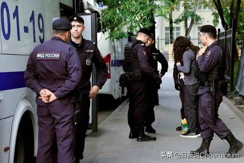 长达9年！法国1高官给求职者下利尿剂，还盯着她们当街小便
