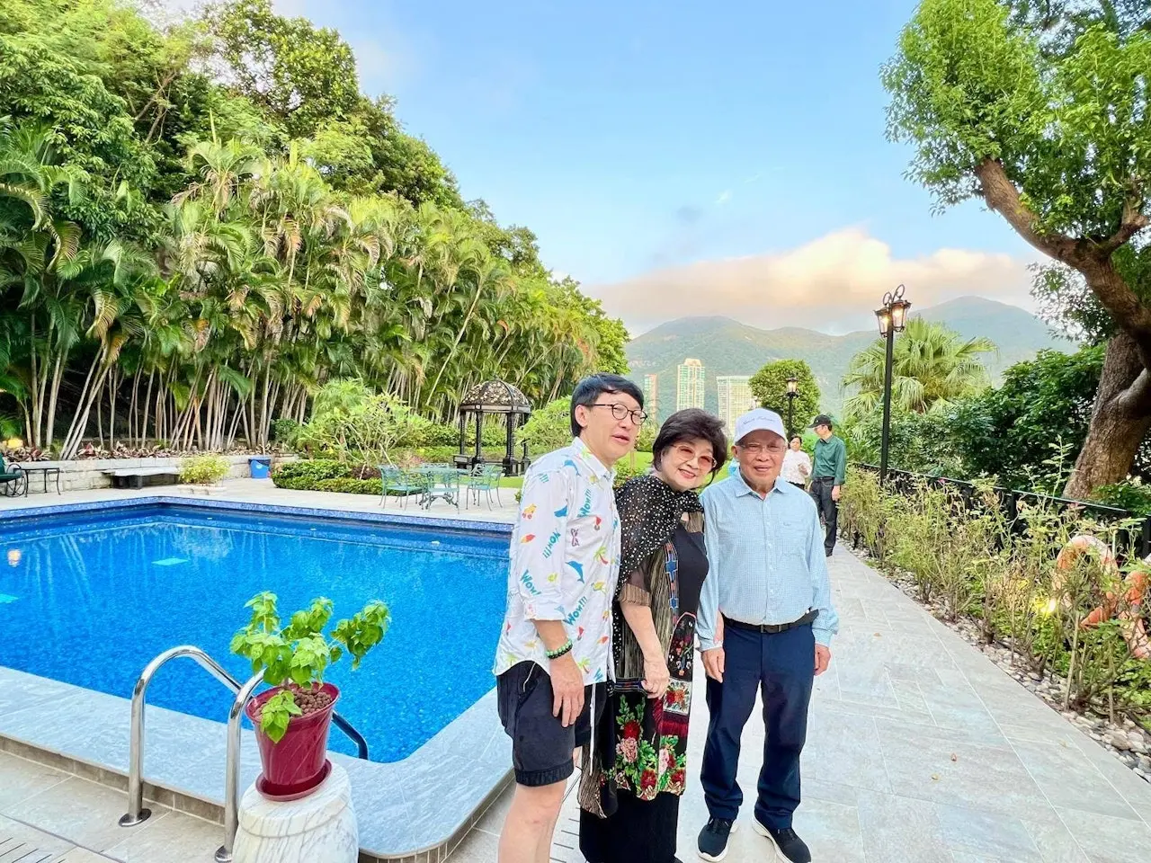 徐小凤做客李锦记大宅，97岁女主人热情接待，大宅灯火通明好气派