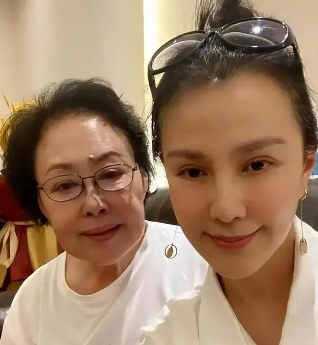 知名演员被前夫骗到破产，52岁沦落到演短剧，直言要去卖韭菜盒子