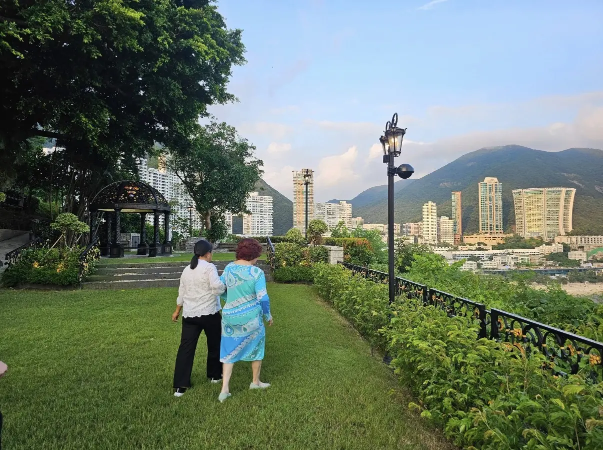 徐小凤做客李锦记大宅，97岁女主人热情接待，大宅灯火通明好气派