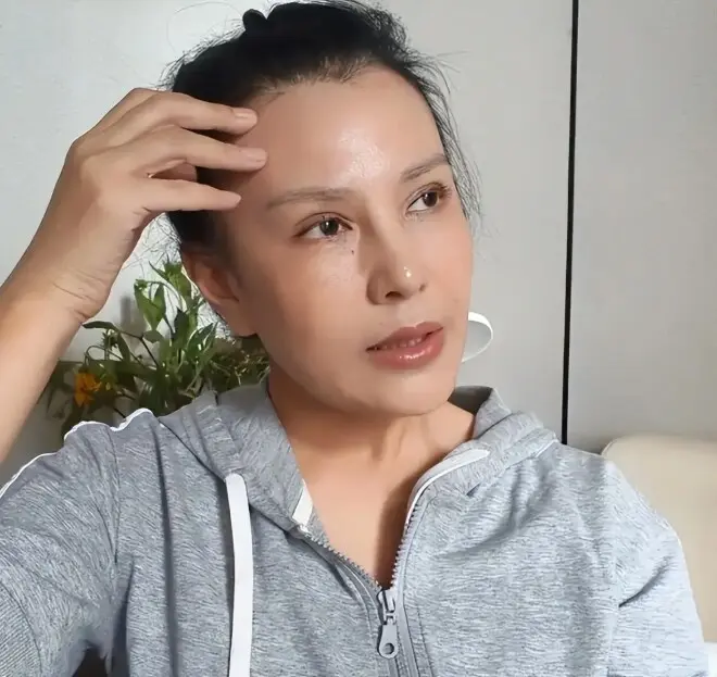 知名演员被前夫骗到破产，52岁沦落到演短剧，直言要去卖韭菜盒子