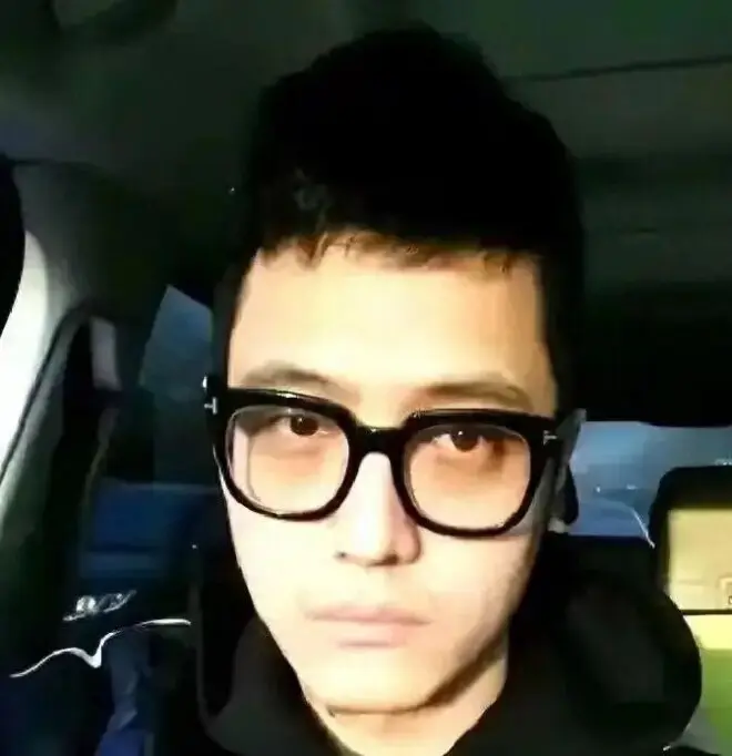 消失7年的王宝强经纪人宋喆近照疑曝光，现身某酒局，想翻红？