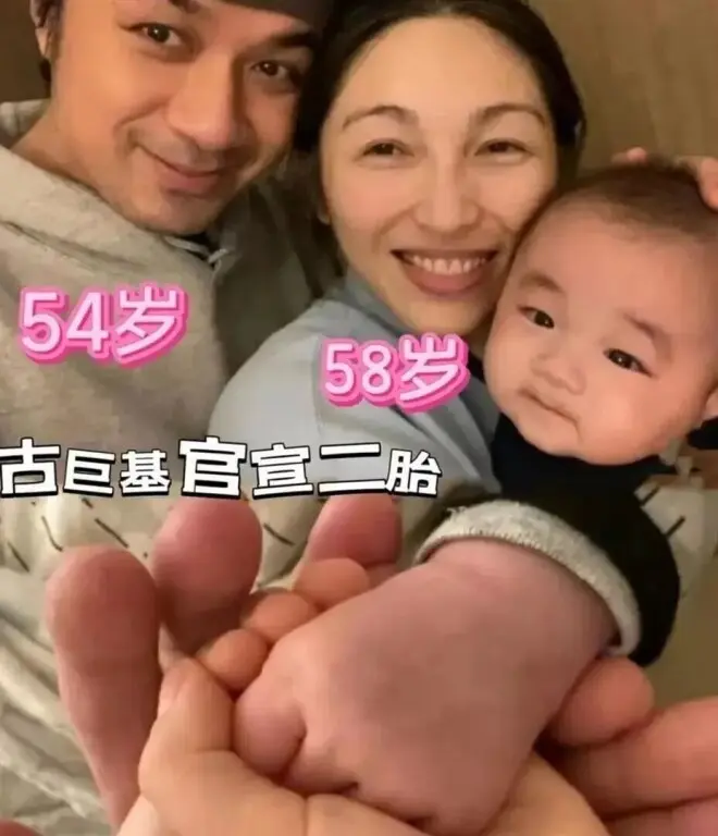 54岁古巨基全家福首度曝光,58岁妻子二胎产后状态惊艳