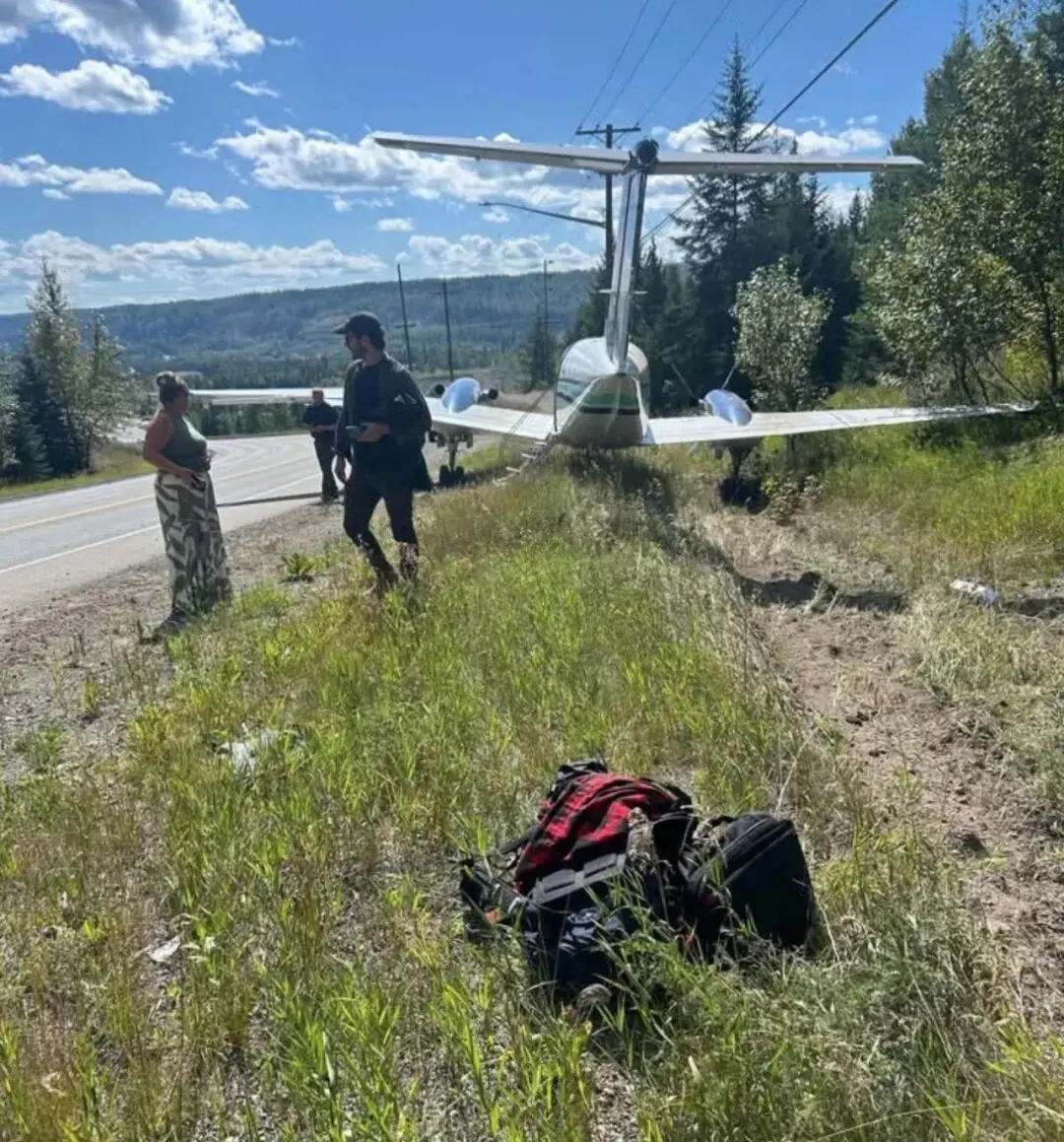 惨烈! 加拿大飞机迫降公路 猛撞2车 1人死亡! 金属杆捅进车内 螺旋桨飞出!
