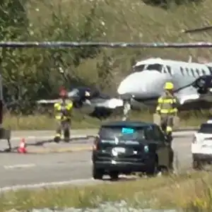惨烈! 加拿大飞机迫降公路 猛撞2车 1人死亡! 金属杆捅进车内 螺旋桨飞出!