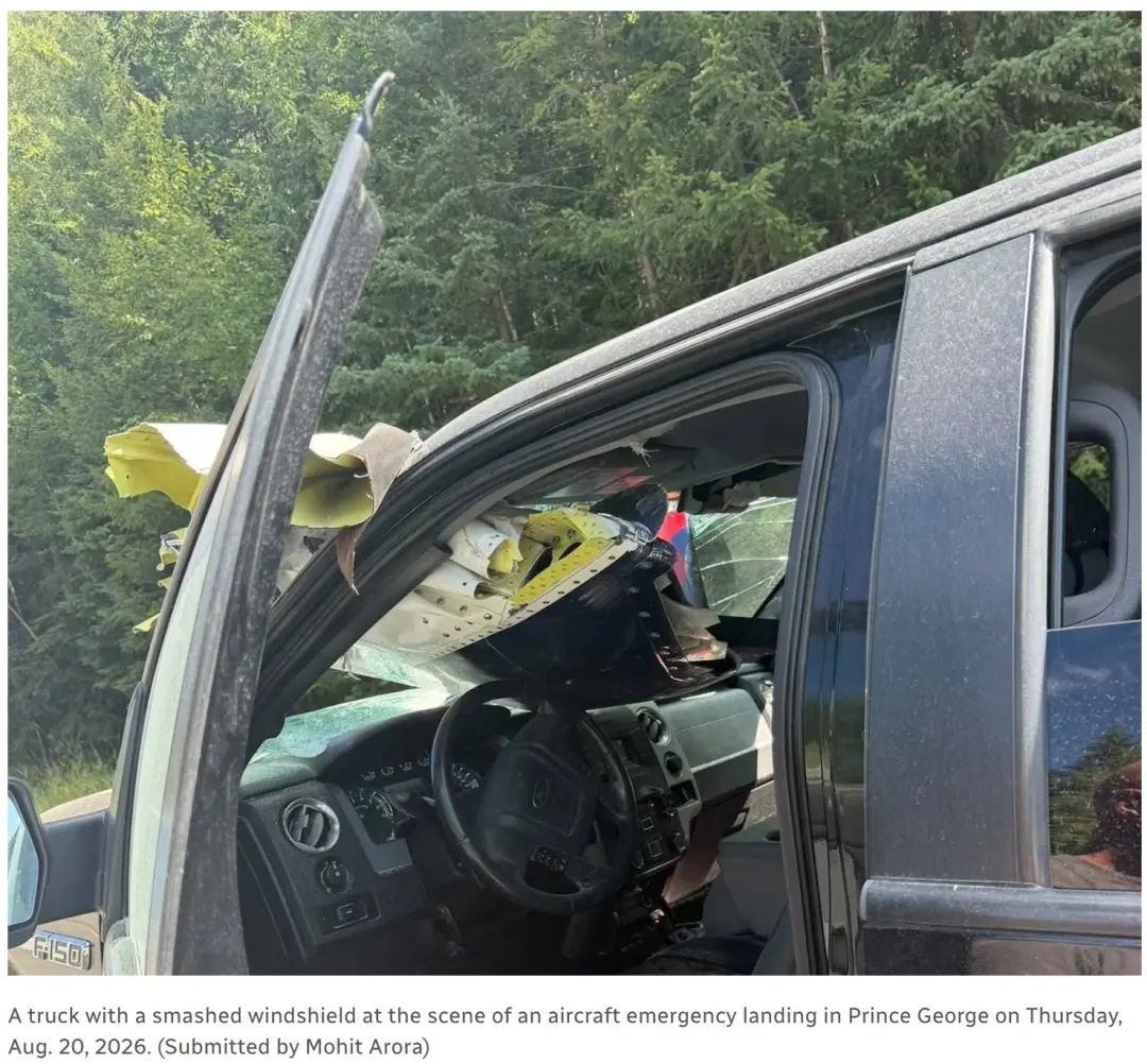 惨烈! 加拿大飞机迫降公路 猛撞2车 1人死亡! 金属杆捅进车内 螺旋桨飞出!