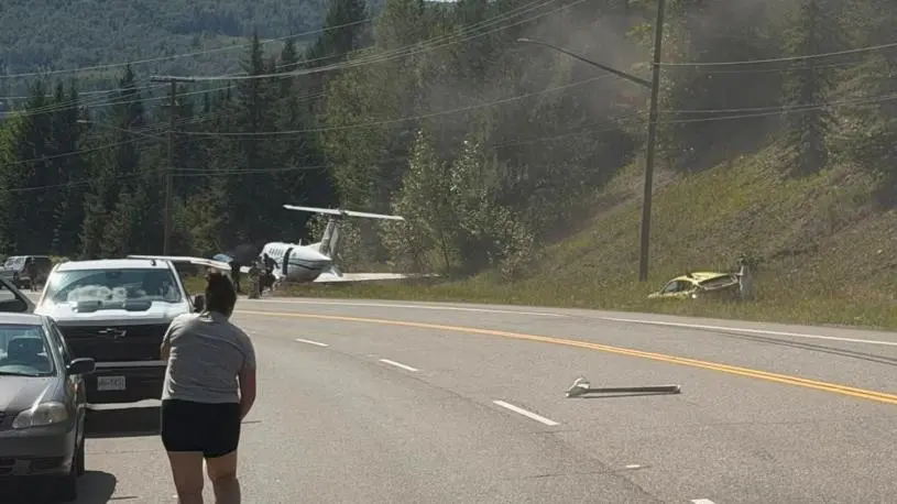 【更新】卑诗飞机公路作跑道紧急著陆   撞2车1人死
