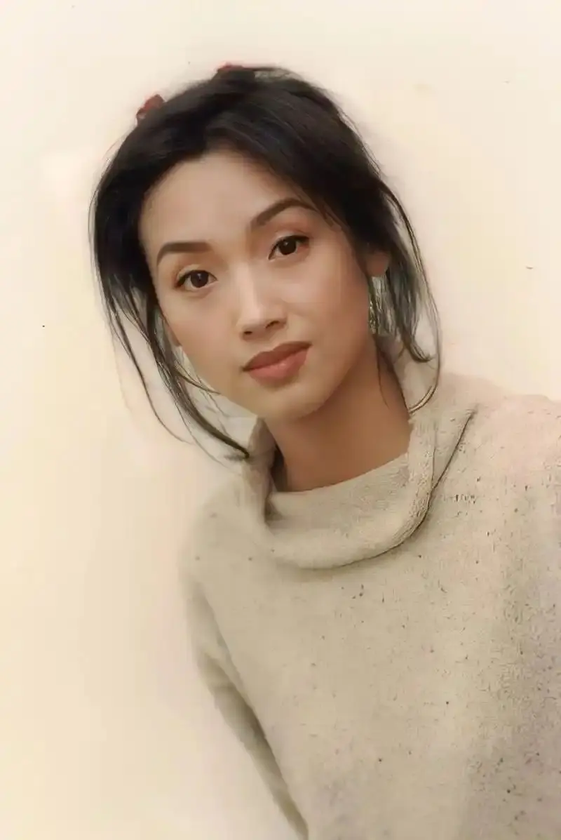 58岁吴倩莲生活近况曝光，重新低调现身上海，儿子今年已经16岁