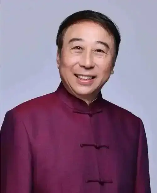 冯巩全家住北京老破小 满脸褶子 儿子开公司