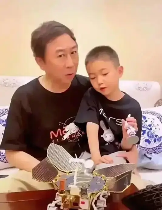 冯巩全家住北京老破小 满脸褶子 儿子开公司
