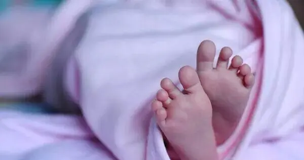 女腹痛就医"羊水破裂"到院秒生娃,与伴侣惊呼:我们有避孕