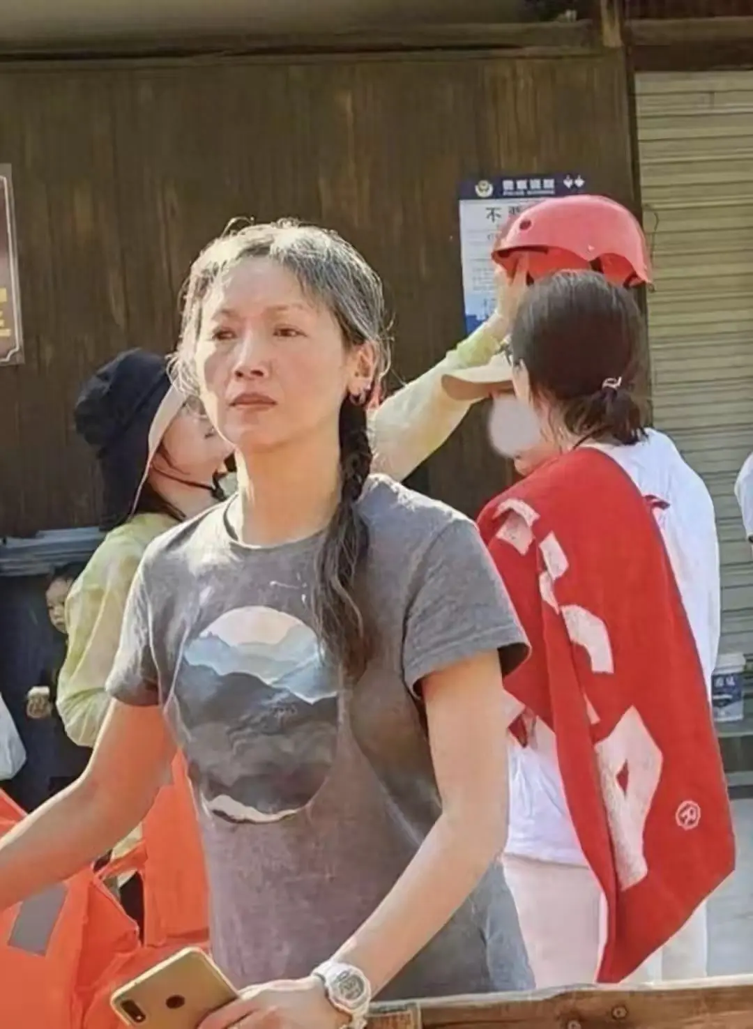 58岁吴倩莲生活近况曝光，重新低调现身上海，儿子今年已经16岁