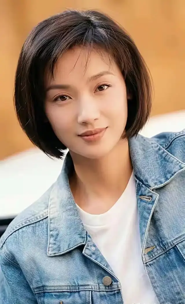 58岁吴倩莲生活近况曝光，重新低调现身上海，儿子今年已经16岁
