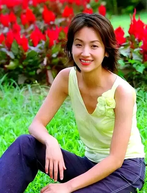 58岁吴倩莲生活近况曝光，重新低调现身上海，儿子今年已经16岁