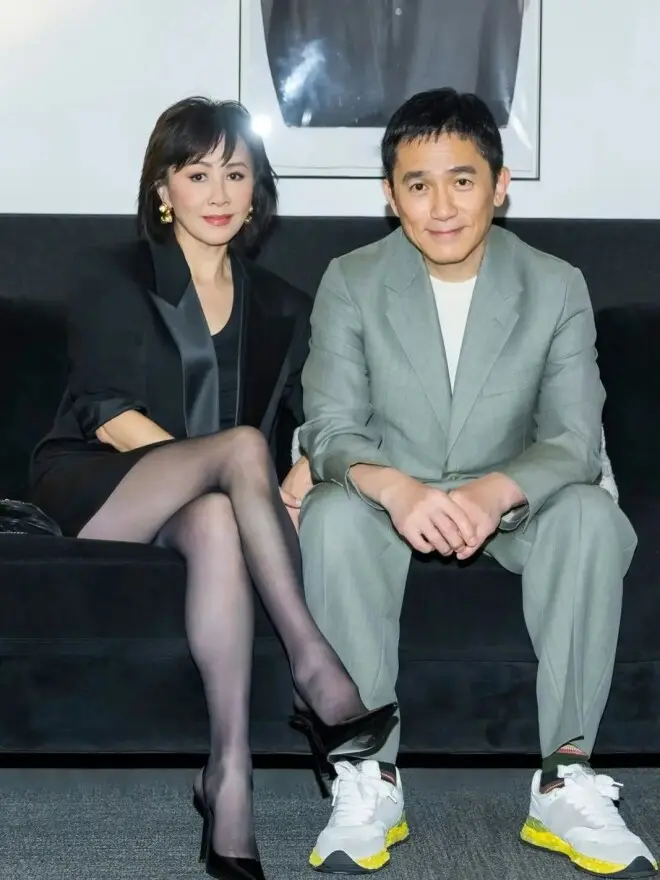 梁朝伟雨中开车接老婆，刘嘉玲晒幸福自拍，车厢细节意外抢镜