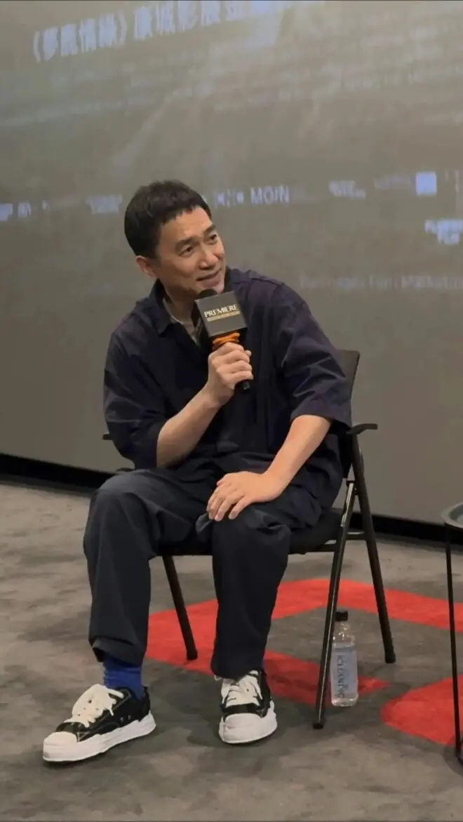 梁朝伟雨中开车接老婆，刘嘉玲晒幸福自拍，车厢细节意外抢镜