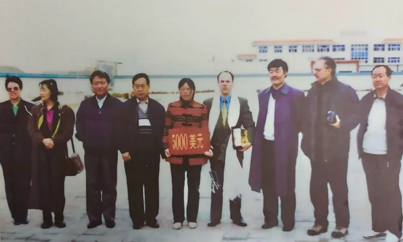 5000美元的善意:失联26年后 美国教师重返中国 一见面就哭了