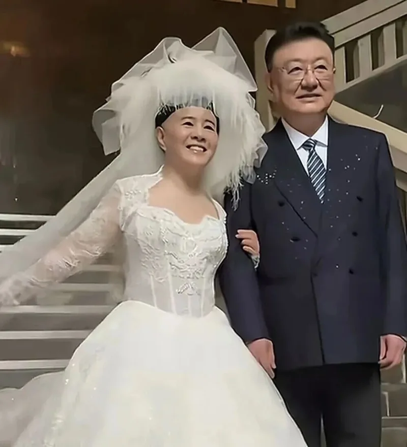 金龟子、王宁结婚38周年晒婚纱照 恶心一幕上演