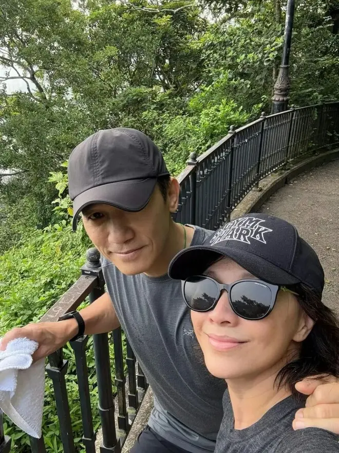 梁朝伟雨中开车接老婆，刘嘉玲晒幸福自拍，车厢细节意外抢镜