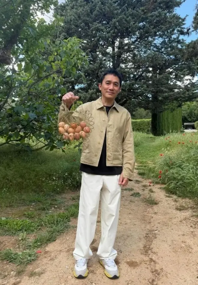 梁朝伟雨中开车接老婆，刘嘉玲晒幸福自拍，车厢细节意外抢镜