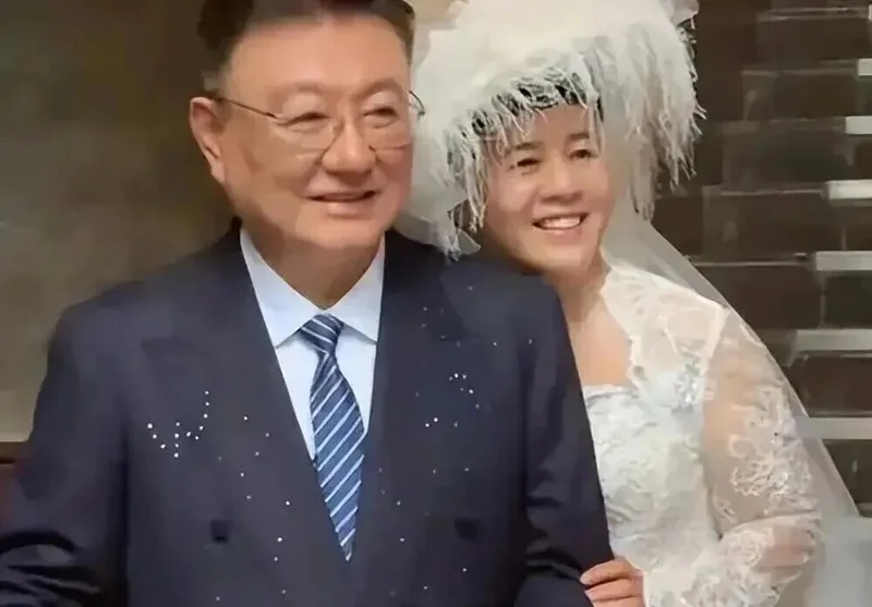 金龟子、王宁结婚38周年晒婚纱照 恶心一幕上演