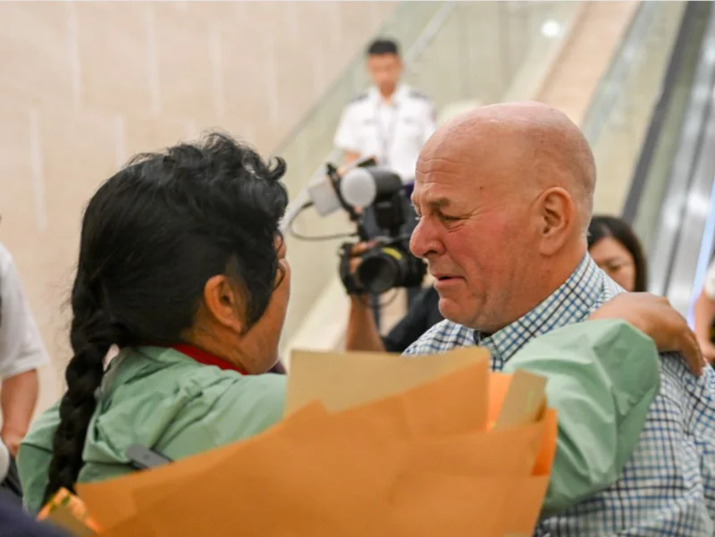 5000美元的善意:失联26年后 美国教师重返中国 一见面就哭了
