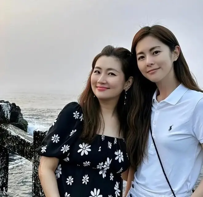 任家萱男友曝光，长相遭网友吐槽，同居生子却迟迟未结婚，身材引热议