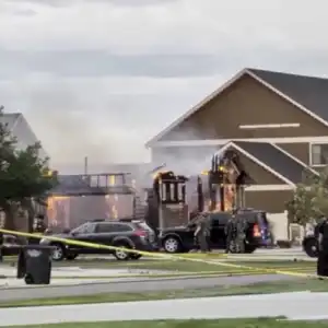 美国民宅突爆枪击+大火 多名成人和儿童死亡