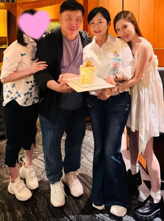 71岁王晶为妻庆生全家福曝光，女儿长相似妈妈