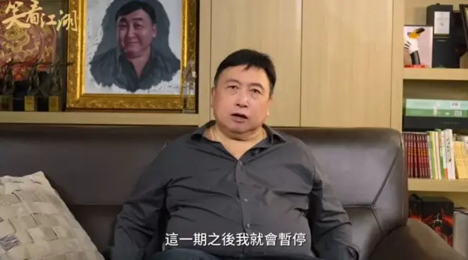 71岁王晶为妻庆生全家福曝光，女儿长相似妈妈