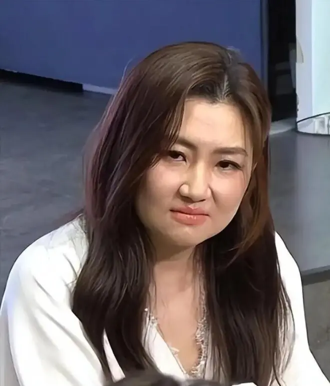 任家萱男友曝光，长相遭网友吐槽，同居生子却迟迟未结婚，身材引热议