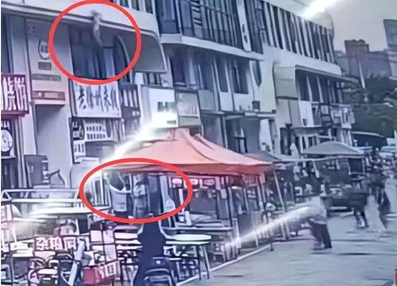 安徽男飞奔接住3楼坠落女童 把娃递出去后 腿止不住发抖