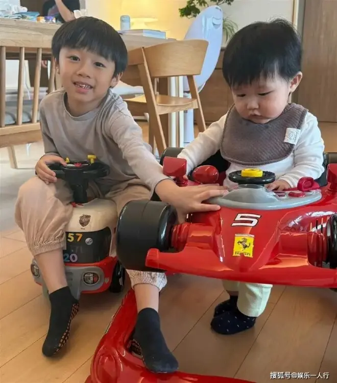 从何书桓到全职奶爸：古巨基晒全家福，原助理太太57岁拼二胎，这次终于肯露脸了