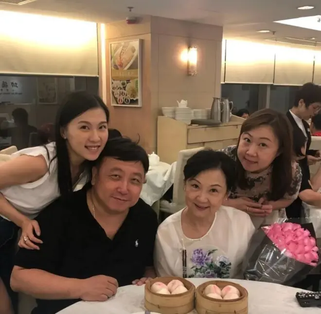71岁王晶为妻庆生全家福曝光，女儿长相似妈妈