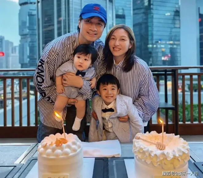 从何书桓到全职奶爸：古巨基晒全家福，原助理太太57岁拼二胎，这次终于肯露脸了