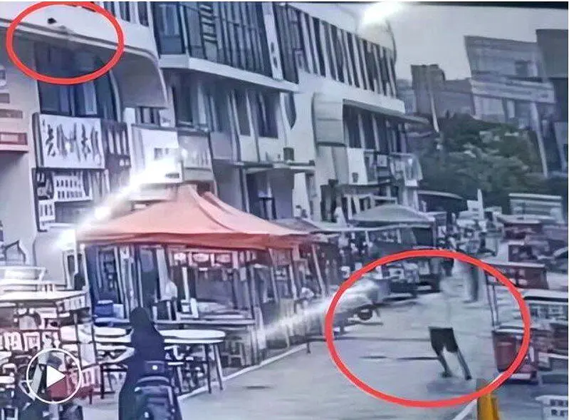 安徽男飞奔接住3楼坠落女童 把娃递出去后 腿止不住发抖