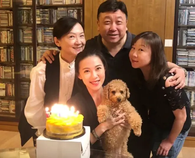71岁王晶为妻庆生全家福曝光，女儿长相似妈妈