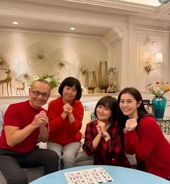 任家萱男友曝光，长相遭网友吐槽，同居生子却迟迟未结婚，身材引热议