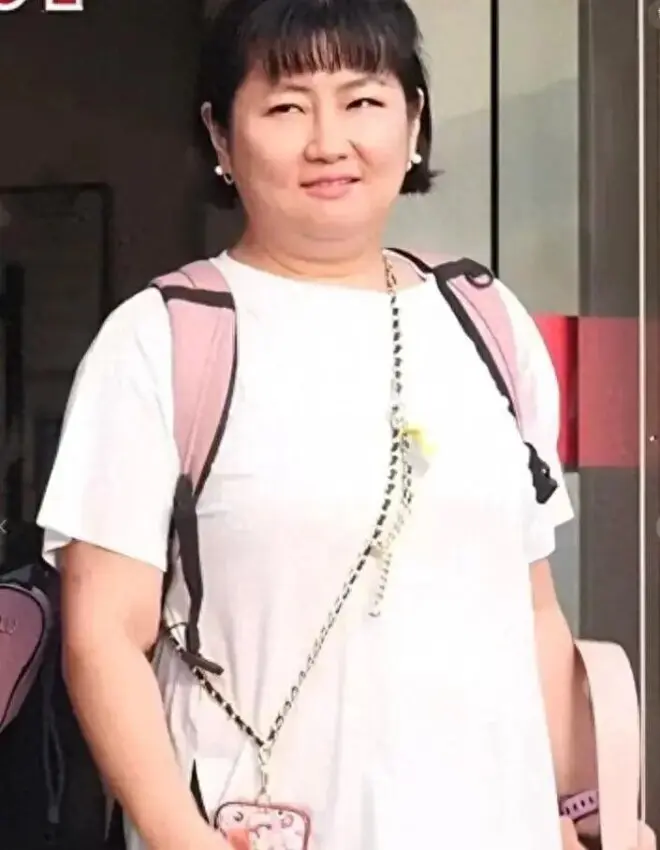 任家萱男友曝光，长相遭网友吐槽，同居生子却迟迟未结婚，身材引热议