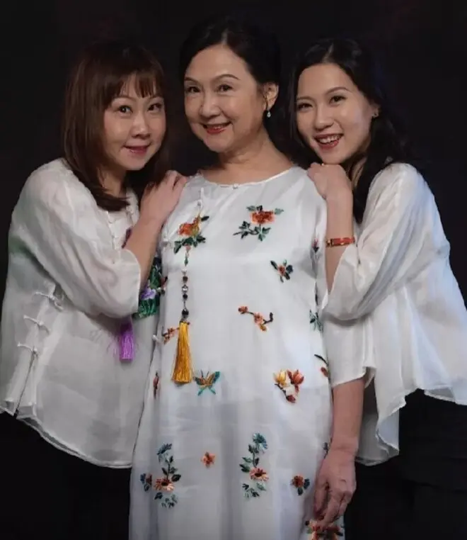 71岁王晶为妻庆生全家福曝光，女儿长相似妈妈