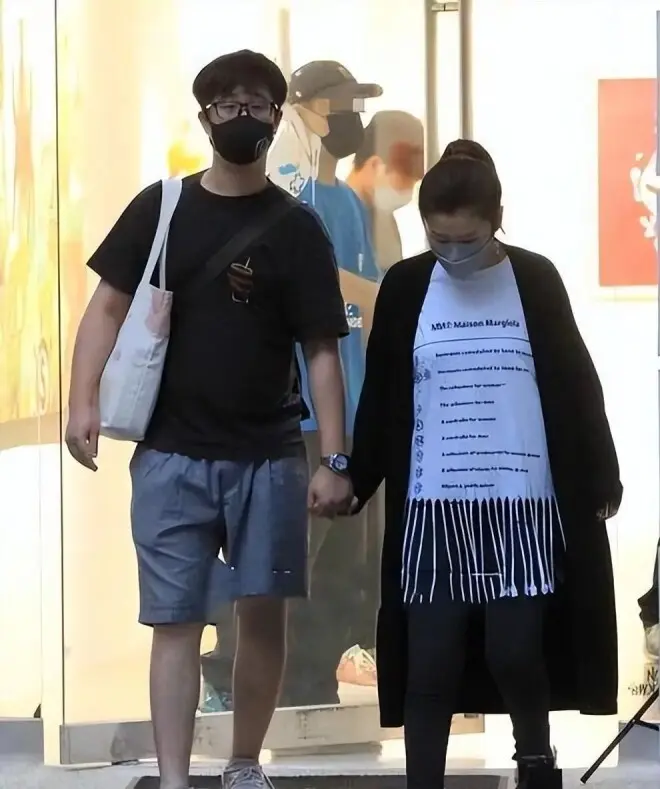 任家萱男友曝光，长相遭网友吐槽，同居生子却迟迟未结婚，身材引热议