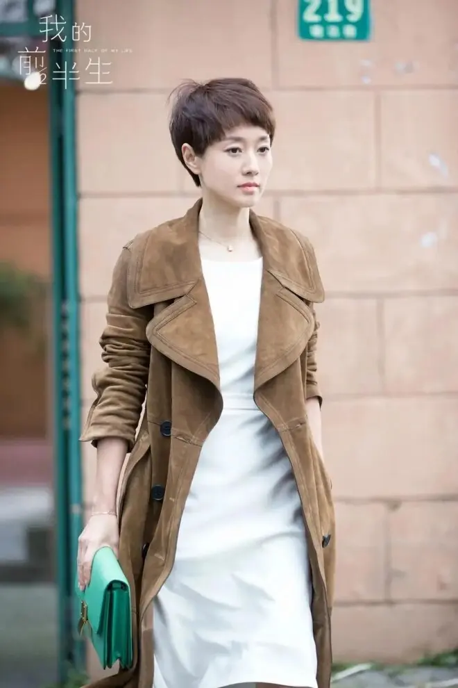 安妮·海瑟薇短发登封“致敬”罗子君，刘亦菲抱猫逗狗穿豹纹，Lisa比超模还绝