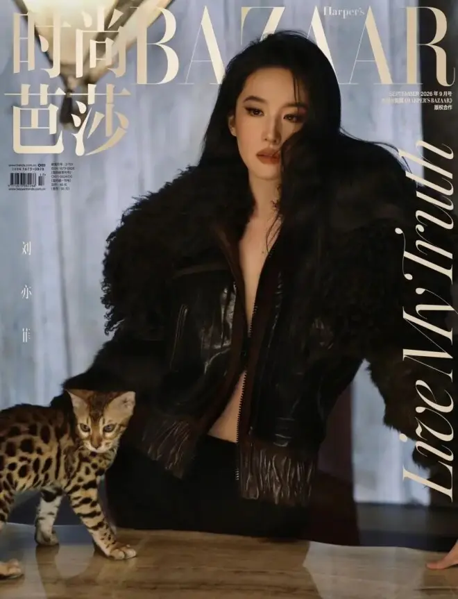 安妮·海瑟薇短发登封“致敬”罗子君，刘亦菲抱猫逗狗穿豹纹，Lisa比超模还绝