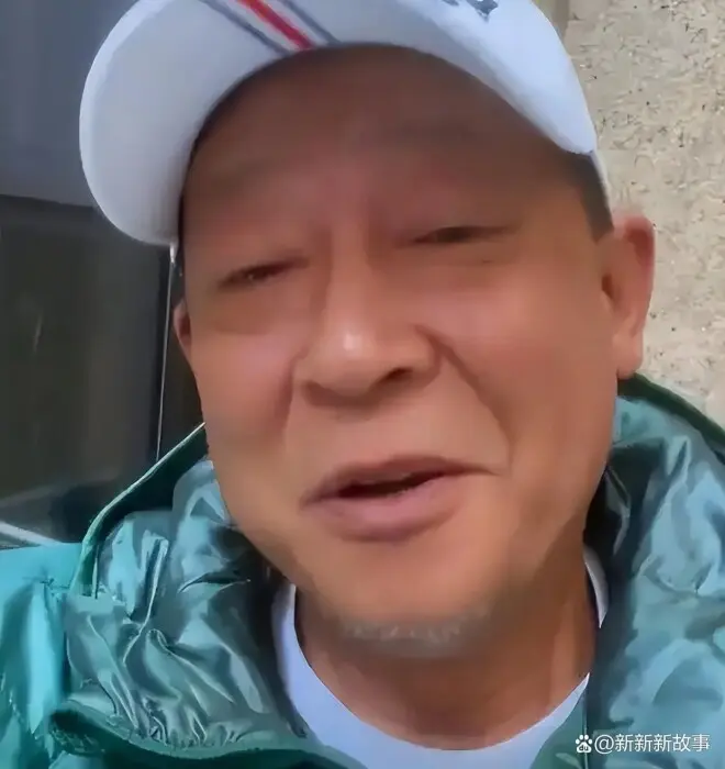钱再多也没用！60岁王志文现在都拄拐了，和小8岁老婆同框看着像两代人
