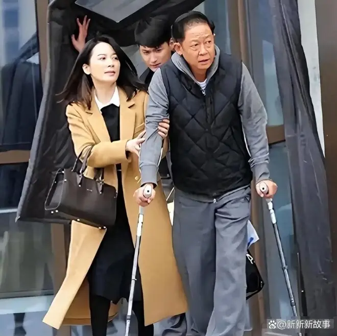 钱再多也没用！60岁王志文现在都拄拐了，和小8岁老婆同框看着像两代人