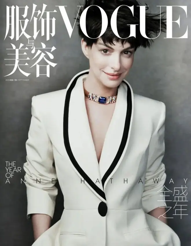 安妮·海瑟薇短发登封“致敬”罗子君，刘亦菲抱猫逗狗穿豹纹，Lisa比超模还绝